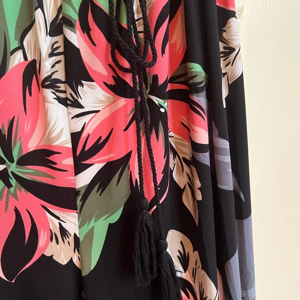 Black tropical strapless jumpsuit. NY&Co. NWT - Picture 5 of 7